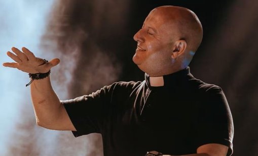 Свещеник диджей дирижира концерт в памет на папа Франциск 