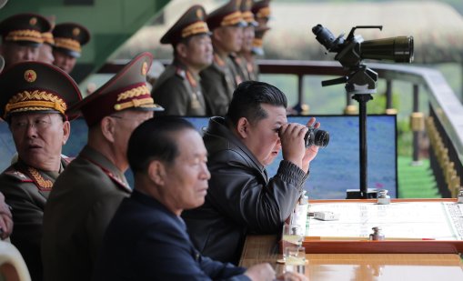Как Северна Корея провали пускането на военен кораб на вода?