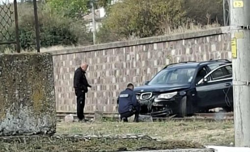 21-годишен с BMW прелетя над трева, удари се в стена и падна на ЖП линията в Хисаря