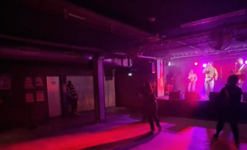 Иво Аръков пее пред празни зали на турнето, за което получи 250 хил. евро финансиране