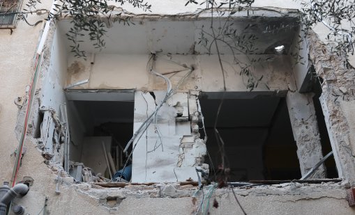 Двама души са убити при иранска ракетна атака срещу Израел