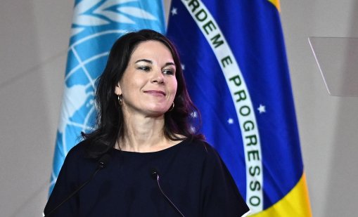 Аналена Бербок: Украйна не трябва да отстъпва територия 