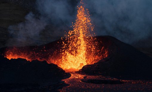 Вулкан в Индонезия изригна и изхвърли пепел на височина от 10 км