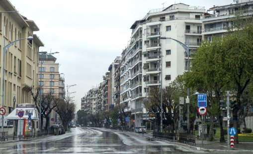 Бездомник се оказа в камион за отпадъци в Солун, спял в кофа за боклук