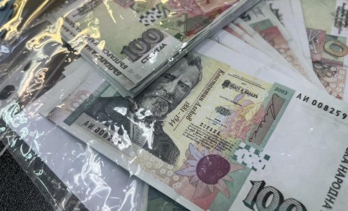 Драма в съда: Една от обвинените за ОПГ-то за фалшиви пари припадна