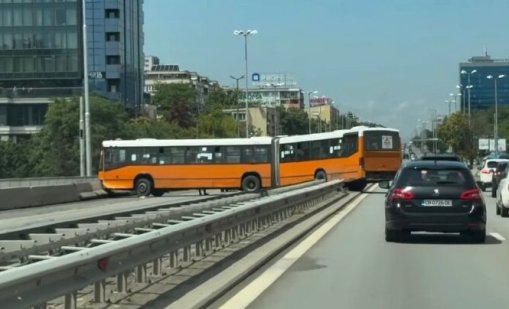 Автобус разкъса мантинелите и навлезе в насрещното на &bdquo;Цариградско шосе&ldquo; в София 