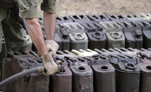 Четирима с белезници, източвали гориво от тръбопровод на "Лукойл" 