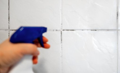 Почистете мухъла в банята с помощта на оцет