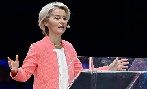 В Европарламента обсъждат два вота на недоверие срещу ЕК