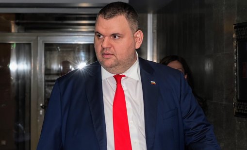 Пеевски сезира КЗК за потенциален картел на "Лукойл" с горива