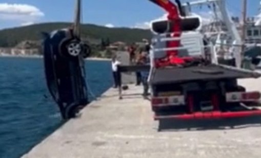 Автомобил с българска регистрация падна в морето край Кавала