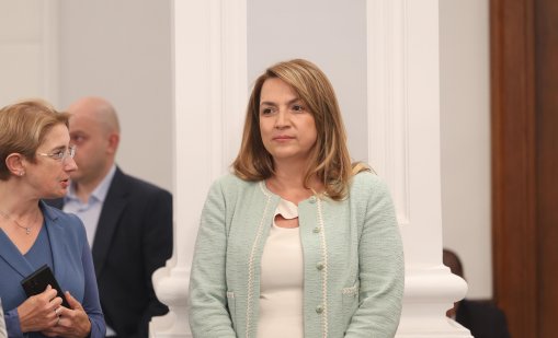 От техническа гледна точка, промяната към еврото е изключително сложна