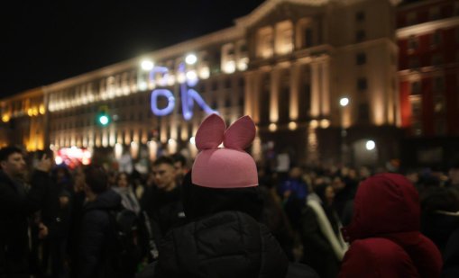 Проверяват неправомерно поставена станция на мобилен оператор на пл. "Независимост"