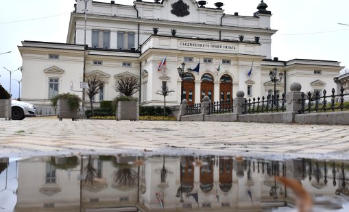 Трайчо Трайков алармира: Сградата на НС се руши, има напукани стени