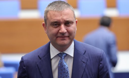 Горанов: Това е фискална вакханалия, Йотова да наложи вето
