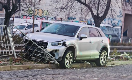 Кола се удари в оградата на трамвайните релси на бул. &ldquo;Цар Борис III&rdquo;
