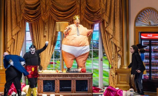 Ненаситен президент-крал: В Хамбург представиха опера, осмиваща Тръмп