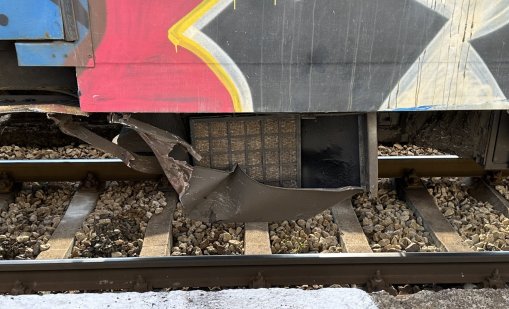 73-годишен шофьор предизвика инцидент на жп прелез, избяга след удар с влак