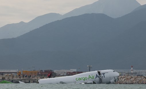 Самолет помете в морето кола на писта в Хонконг
