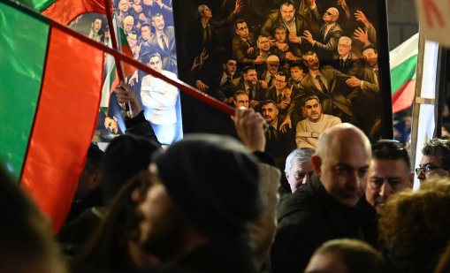 Движението на автомобили в района на "Триъгълника на властта" все още е блокирано