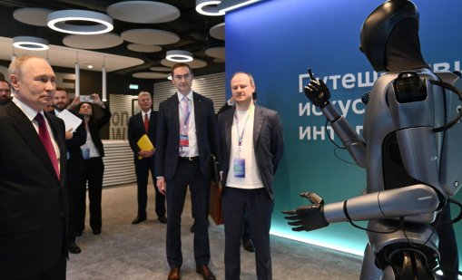 Путин се радва на танцуващ хуманоиден робот ВИДЕО