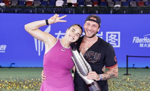 Арина Сабаленка и нейния приятел се фукат по бански на Малдивите