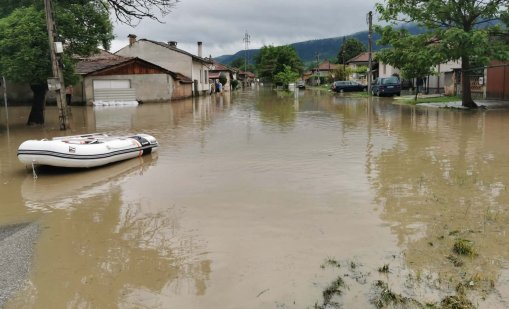 Жители на Севлиево се евакуират с лодки, квартали са под вода