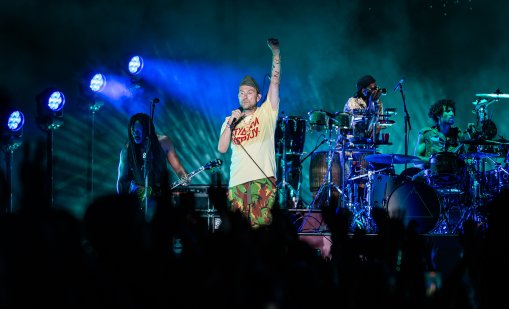20 000 се потопиха в света на Gorillaz (СНИМКИ)