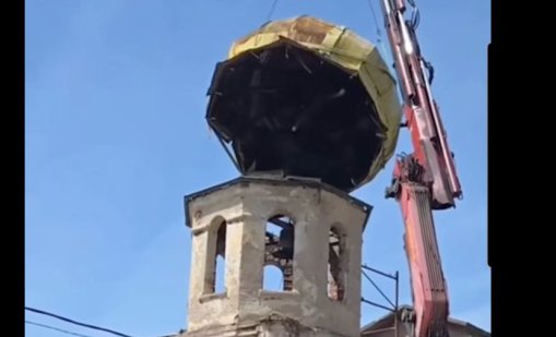 Некадърност: Кран изпусна купола на над 160-годишна църква в с. Голема Раковица ВИДЕО