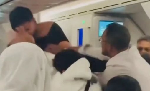 Заради място: Брутален бой избухна на борда на самолет до Лондон ВИДЕО