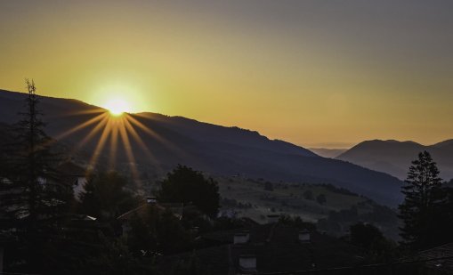 Слънчево и горещо, възможни са превалявания