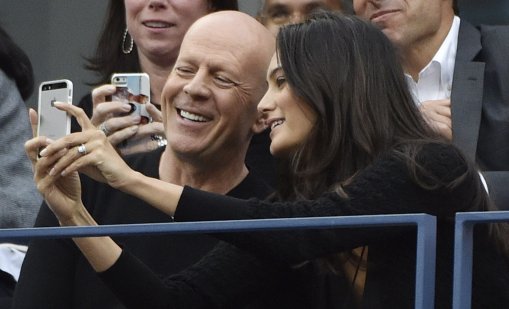 Брус Уилис се разходи усмихнат по улиците на Ел Ей СНИМКИ