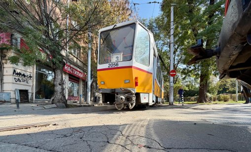 Два трамвая се удариха на кръстовището на бул. "Христо Ботев" и ул. "Струга" 