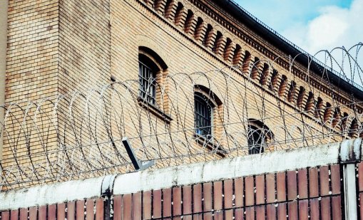 Двойка от САЩ хвърли 62-годишния си съсед от балкона