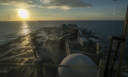 Амфибийният кораб на САЩ &bdquo;USS Tripoli&ldquo; пристигна в Близкия изток