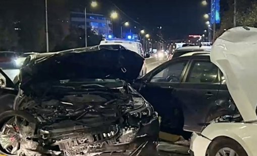 Пияният шофьор, който помете паркирани коли, е бивш шеф в “Автомагистрали”