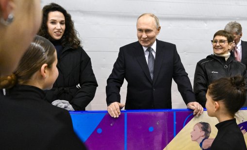 Подутата ръка на Путин отново предизвика спекулации за здравето му ВИДЕО 