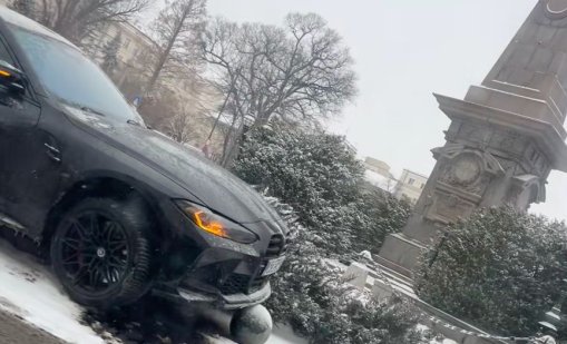 Лек автомобил BMW се заби в паметника на Левски 