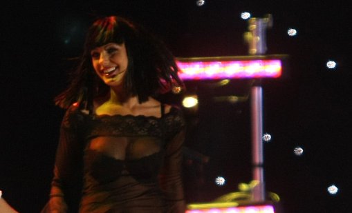 Фолкпевицата Емануела "олекна" със 70 000 евро и бижута