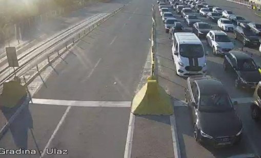 Засилен трафик на две ключови граници: Къде се образуват опашки за камиони