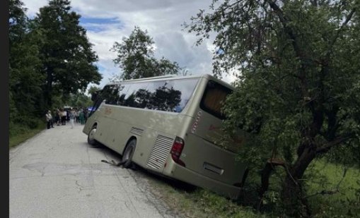 Автобус с над 30 пътници катастрофира край Боженци 