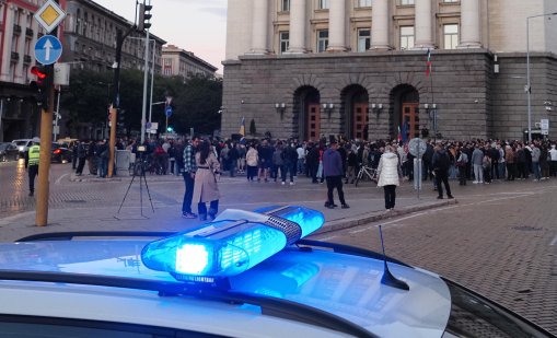 "Оставка" и "Предатели": Протестиращи се събраха пред Министерския съвет