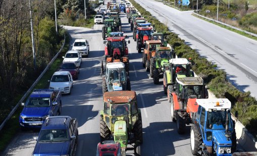 Земеделци в Гърция в сблъсъци с полицията, затварят главни пътища