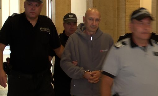 Мъжът, подпалил коли в София, остава в ареста 