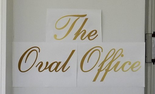 Три листа A4: Новата "златна табела" на Овалния кабинет не се хареса на американците