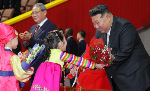 В Северна Корея едни носят палта от норки и Chanel, а други умират от студ