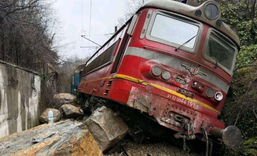 Продължава разчистването на срутени скали върху жп релсите край Трявна