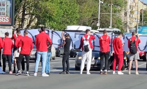 Фенове на ЦСКА сеят хаос в София, блокираха Орлов мост в час пик 