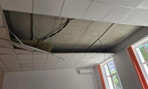 Част от окачен таван падна в час в пловдивско училище