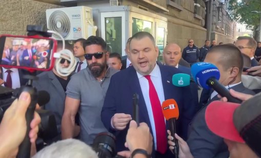 Протестиращи се събраха пред централата на ДПС-НН